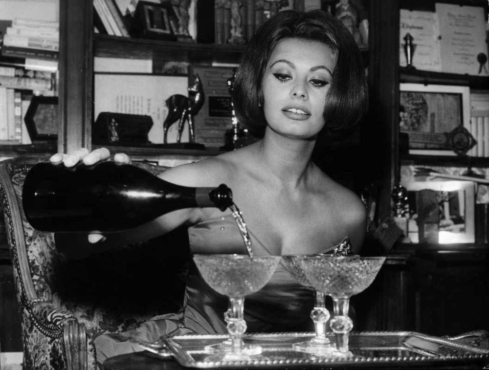 Sophia Loren fills Champagne coupes